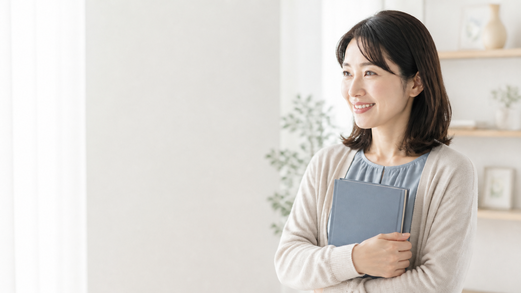 青いファイルを手に微笑む相談員